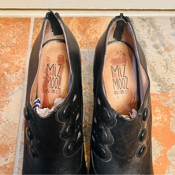 🎁Victorian Style Miz Mooz Leather Ankle Booties with Decorative Buttons! - Picture 12 of 16